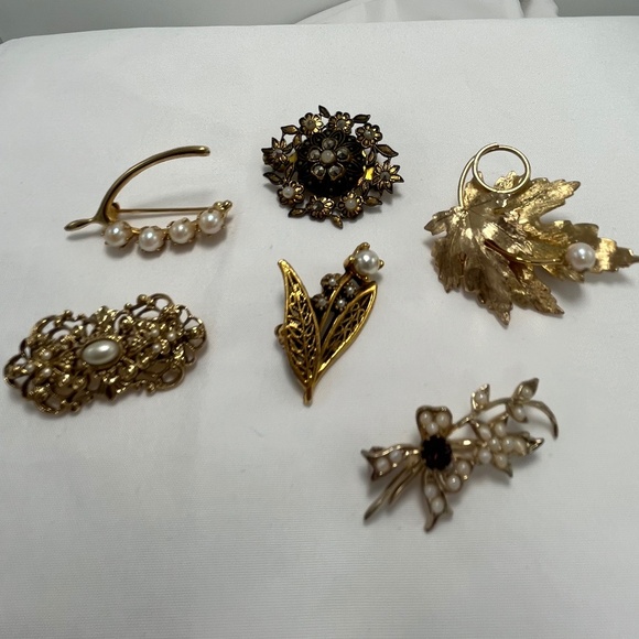 Multiple Vintage Costume Jewelry Brooches/Pins.  Gold Tone. - Picture 7 of 10